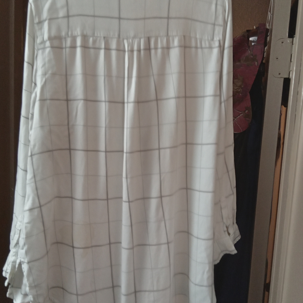 Men's size large button up casually worn dress shirt - Picture 3 of 4